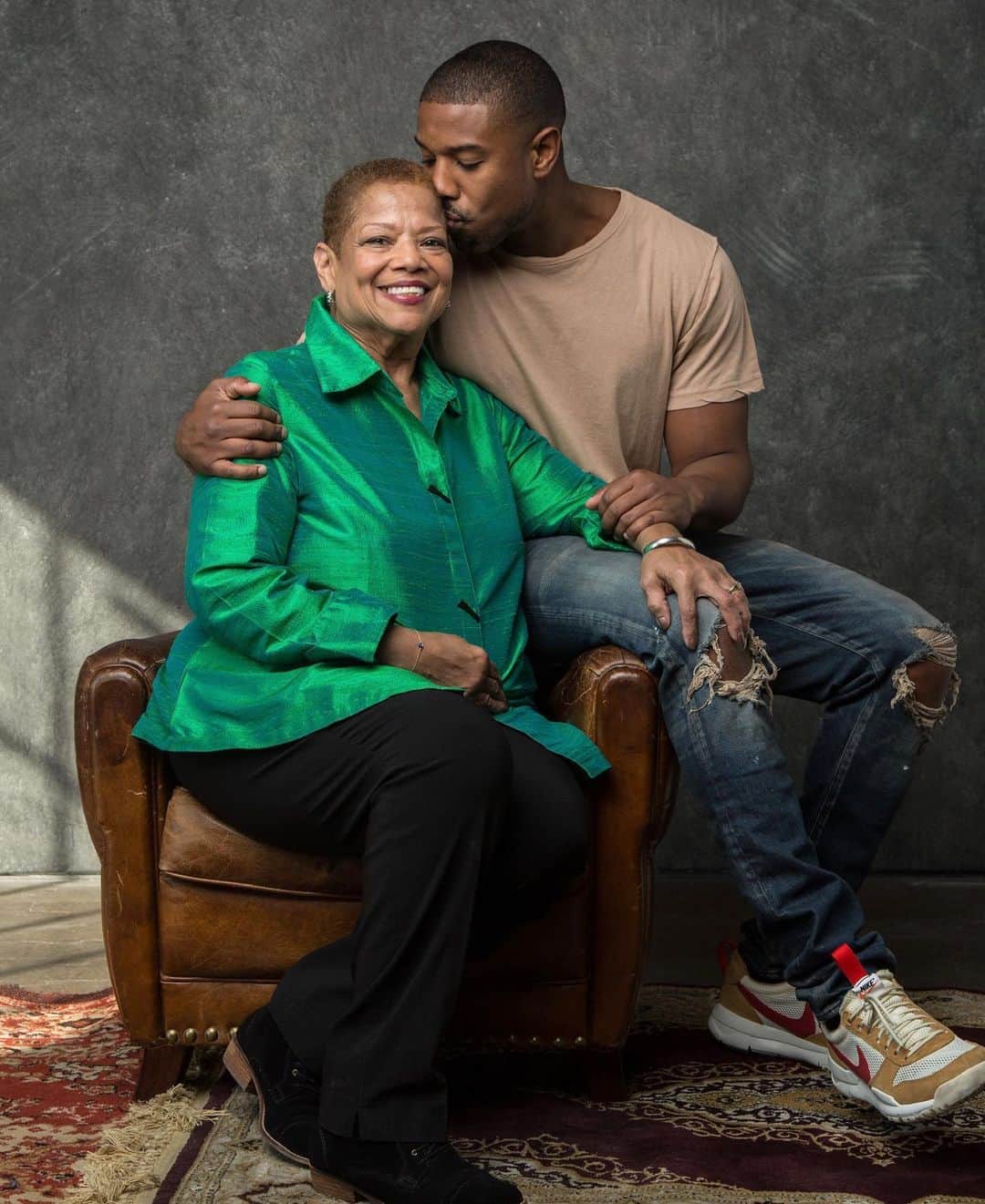 マイケル・B・ジョーダンのインスタグラム：「Mom, Mecca, Queen. Thank you for all you have ever done for us and all you continue to do. Jamila, not only is this your first Mother’s Day, but this one will always stand out because y’all survived being locked in the house with a new born and family for 2 months straight if that’s not strength I don’t know what is 😂😂 Happy Mother’s Day to all the moms out there. We celebrate you everyday!!!💐💖💐」