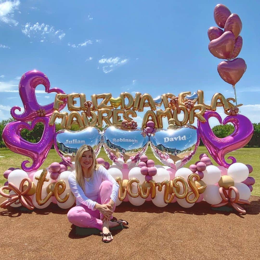 ロビンソン・チリノスのインスタグラム：「Feliz día Mi Reina @heidy28d le doy gracias a Dios por tú vida por nuestros hijos y por este AMOR que siento por ti que cada día sigue creciendo. #tesoro #esposa #wife #enamorados #felizdiadelamadre #happymothersday #amor #love #familia #especial @mvfiestas 👏👏👏🎈🎊🌹🌹💕💕💕💕💕💕💕💕💕💕❤️❤️❤️❤️❤️❤️❤️❤️❤️❤️💕💕💕💕💕💕💕💕💕💕💕❤️💕💕💕💕💕💕💕💕💕💕💕💕 💕💕💕💕 El hombre que halla esposa encuentra un tesoro,  y recibe el favor del Señor  Proverbios 18:22」