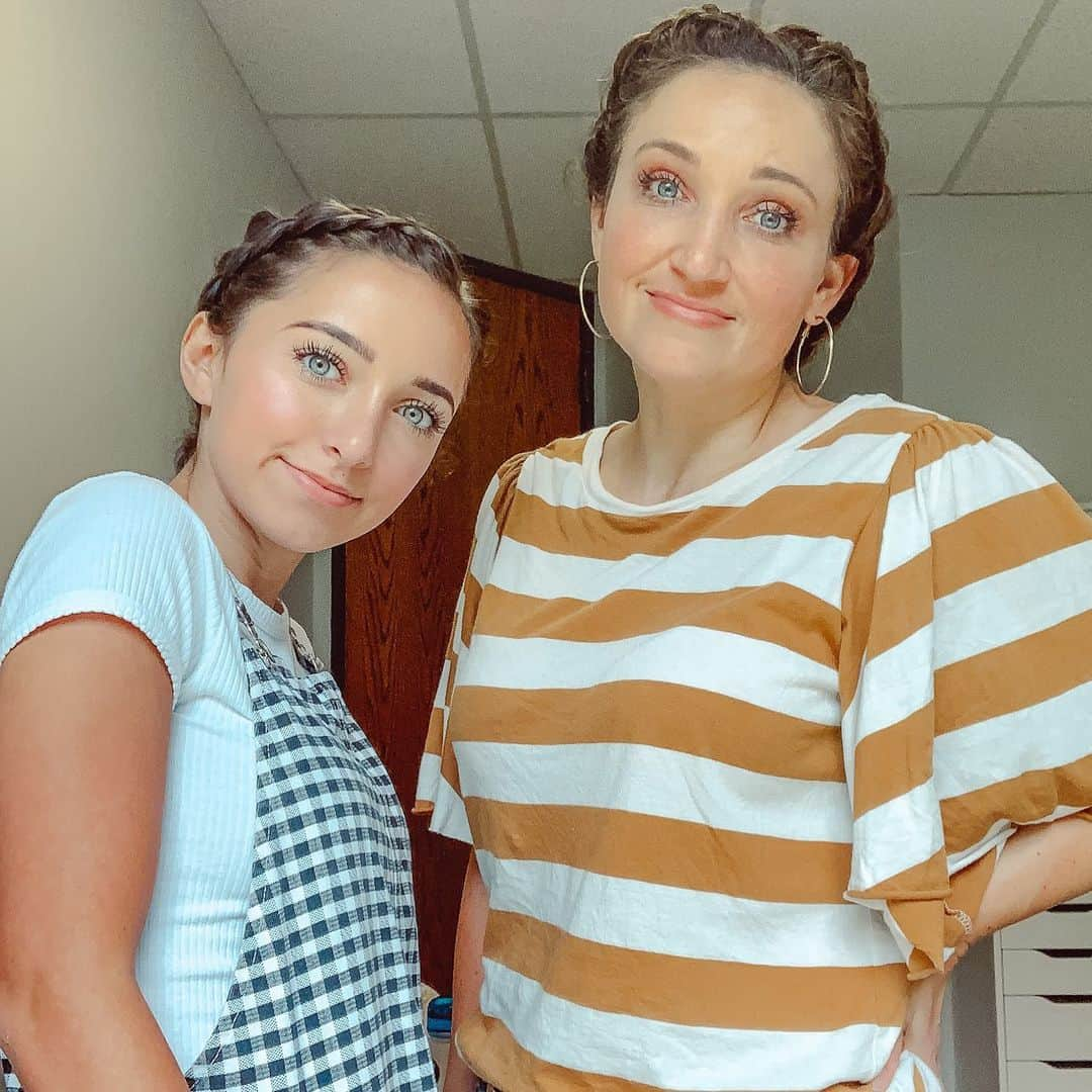 Brooklyn and Baileyさんのインスタグラム写真 - (Brooklyn and BaileyInstagram)「Happy Mother’s Day to the best mom out there! We have learned so much from our mom, from how to braid to knowing our worth as women in this world today! Thanks momma for working hard and raising us right🙌🏼❤️」5月11日 4時31分 - brooklynandbailey