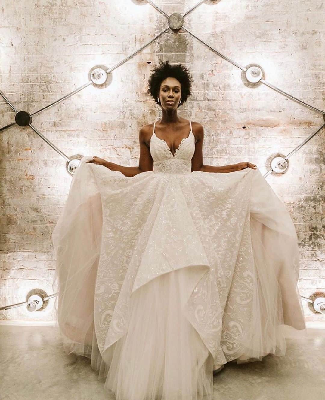 のインスタグラム：「12/10✨ 📷 @misshayleypaige (#marklegown)」