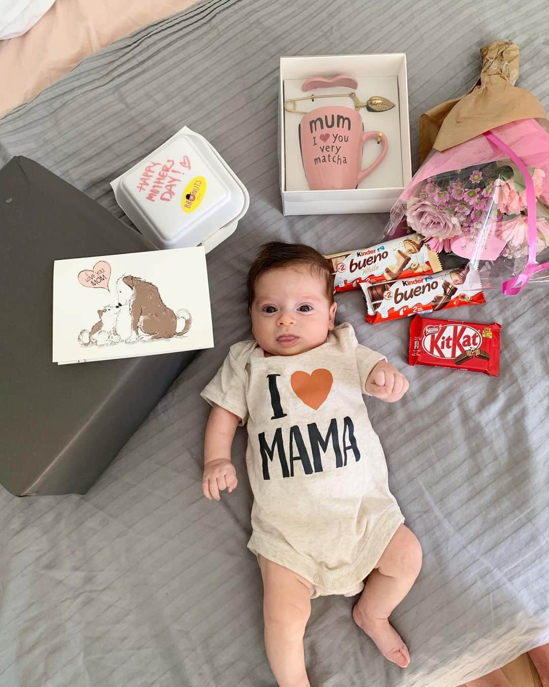 ムスタファ・アミニのインスタグラム：「Vienna giving her mummy a surprise for Mother’s Day 👩‍👧😍🎁🍫 #mothersday」