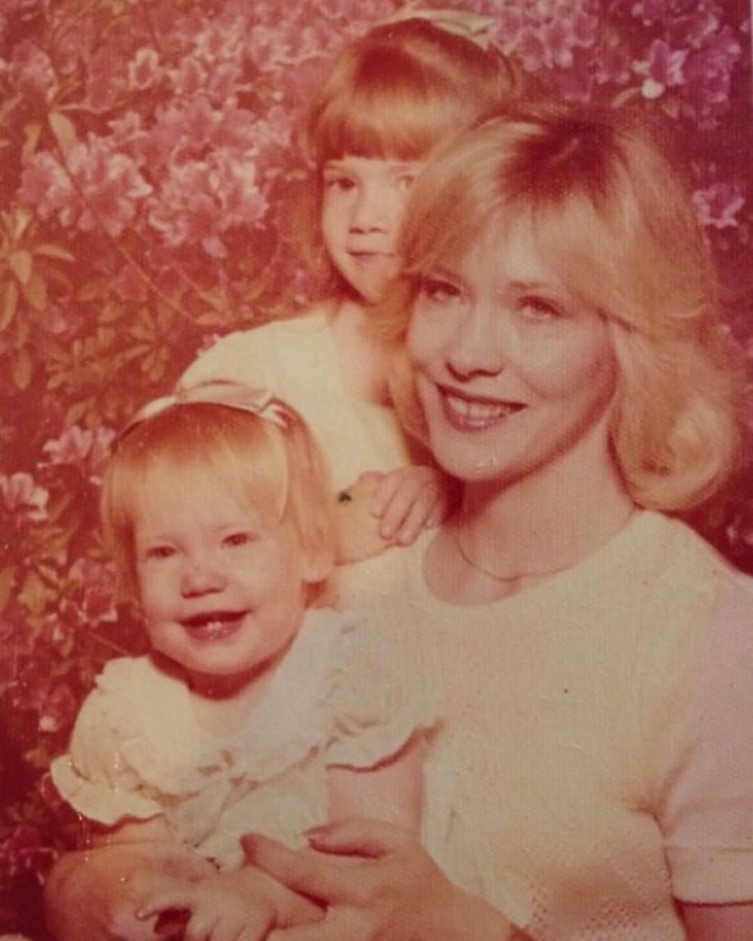 マンディクーンのインスタグラム：「Happy Mother’s Day! To quote the eloquent @alexawilding- “Motherhood. It’s a daily surrender to the Great Mystery.” ❤️💘🌈💕❤️」