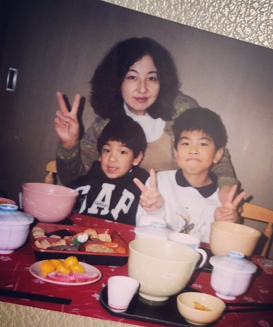 のインスタグラム：「Happy mother's day💐 My mom is funky and lovely person #mothersday #mother #family #carnation #love #singer #songwriter #shewas #母の日」