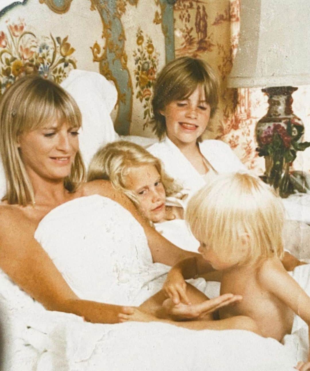 カーラ・デルヴィーニュのインスタグラム：「Happy Mother’s Day! I have the utmost respect and adoration for all mothers and women out there every day, but today is your day. Pandora Delevingne, you are one of a kind. ❤️」