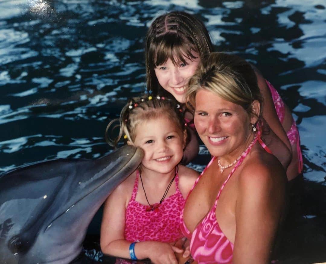 のインスタグラム：「my mamaaaa tho 💘 not enough words to describe just how much u mean to me. and just how much u are wholeheartedly n irrevocably loved by so many. mother’s day should be celebrated all the time bc i’m grateful for u every single day. i love u so big, happy mama’s day !!!!!」