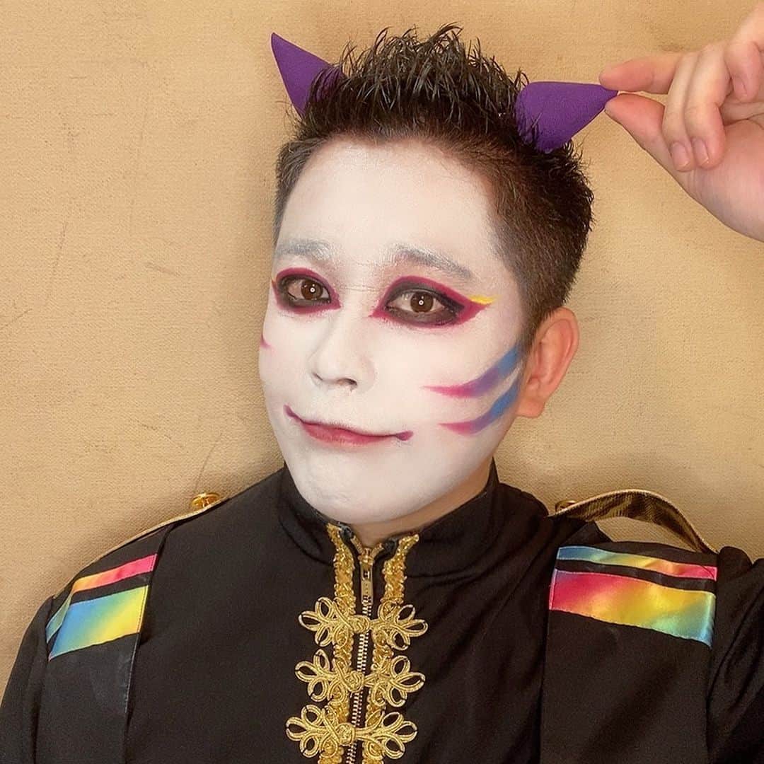 たっしーのインスタグラム：「メイクかわちい🌈 ＊ #モノクローン #虹色担当 #たっしー #アイドル」