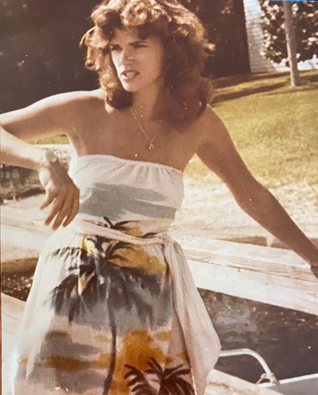 シャーロット・マッキニーのインスタグラム：「Like many of us this year I’m not able to celebrate Mother’s Day with my mom and family. Anyway I miss you so much wish we were were together. Here’s looking at all the amazing mothers and grandmothers. Cheers 🥂」