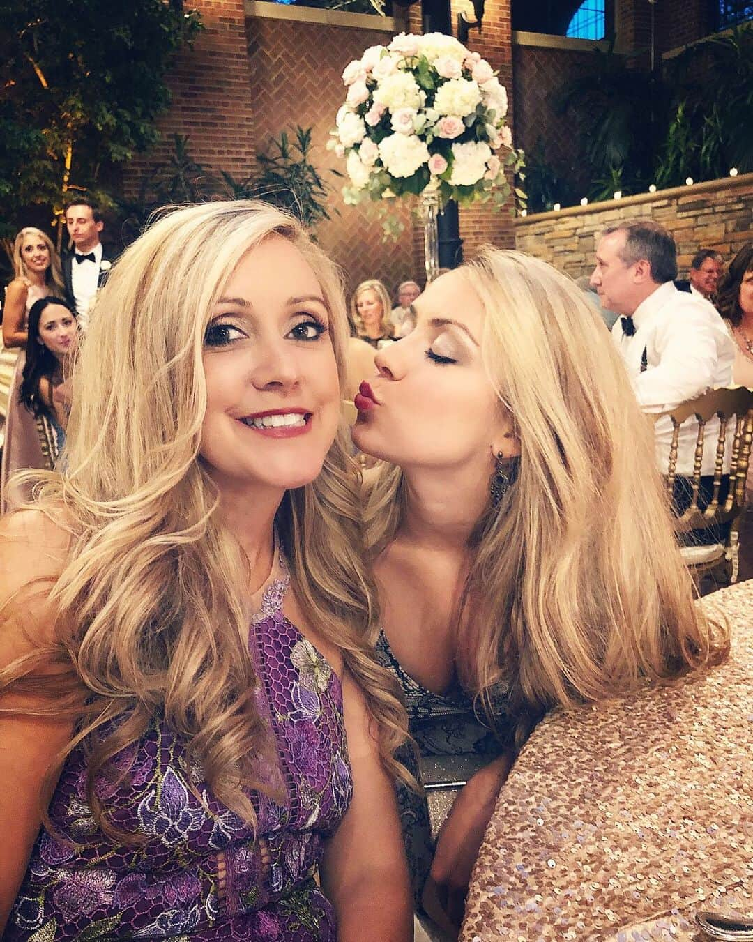 ダニエル・トーマスのインスタグラム：「Happy Mother’s Day to my beautiful momma💞 you inspire me each and every day, I’m so lucky to be your daughter! I love you to the moon and back!🌚」