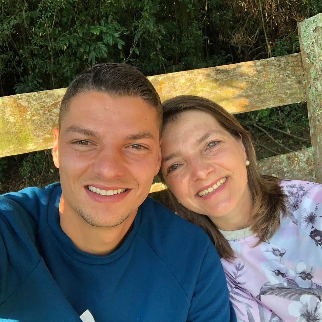 アンドレイ・ジロットのインスタグラム：「Feliz dia das mães! Pra melhor mãe que eu poderia ter... Obrigado por tudo que fez e faz por mim ❤️ Te amo muito!!!」