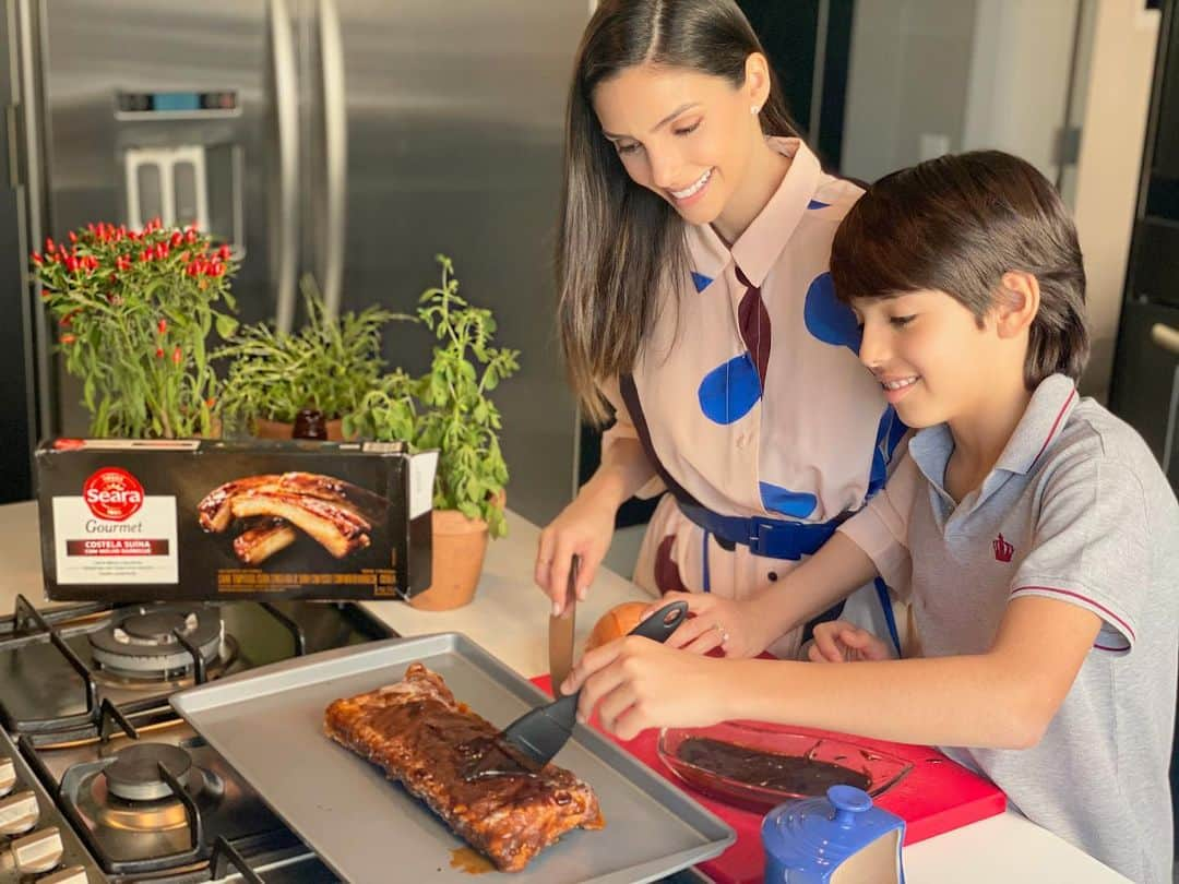 カロリーネ・セリコさんのインスタグラム写真 - (カロリーネ・セリコInstagram)「Dia das mães • completo por aqui, com as crianças na cozinha me ajudando a cozinhar, colocar a mesa e servir tudo... Comer, comer e comer... com amor e sabor!  Preparando nossa costelinha @searagourmet com molho barbecue, que o Luca tanto AMA!  Eu deixei o link nos stories, porque tem desconto de 20% para você e para sua mãe, onde ela estiver. 🥰  #DiadasMaesSeara #ad #CaCelicoGastronomia」5月11日 5時38分 - cacelico