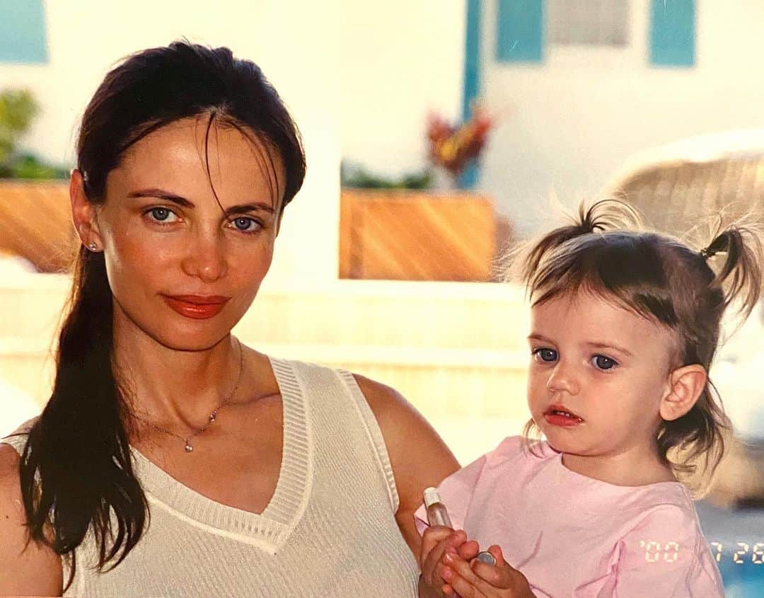 ソニア・ベン・アンマーのインスタグラム：「eternally grateful for you maman 💌」