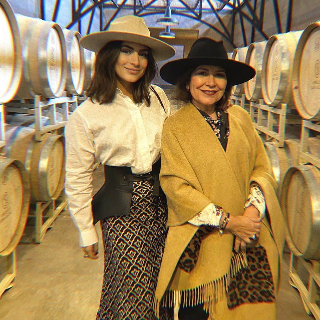 Ana Brenda Contrerasのインスタグラム：「Feliz Día Mamá 💕 Love u , gracias por tanto 😘 Sorpresa 7 pm  Link en Bio  #happymothersday que las consientan mucho 🥰」