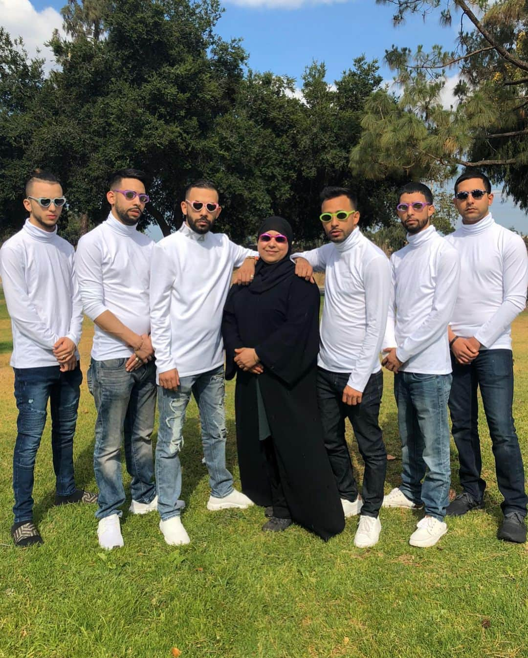 Anwar Jibawiさんのインスタグラム写真 - (Anwar JibawiInstagram)「Happy Mother’s Day to this strong and beautiful woman. Thank you for being the best mother one can ever ask for. Raising 6 boys on your own must have been the toughest thing ever, but you sure made it look easy. I love you mom❤️ @jibawiamal」5月11日 5時47分 - anwar