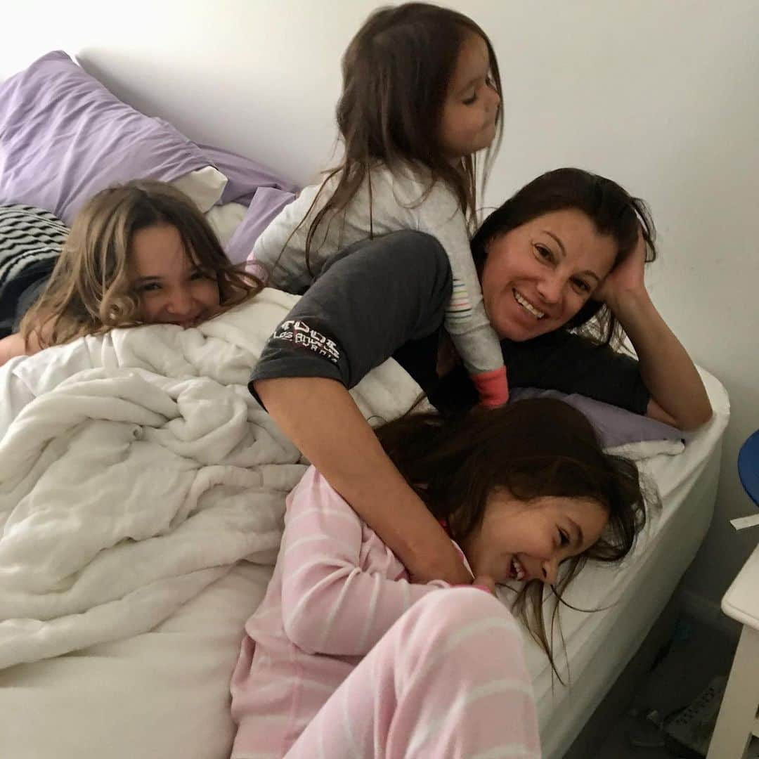 チャド・ロウさんのインスタグラム写真 - (チャド・ロウInstagram)「How lucky are these girls to have such a loving, supportive, fun momma! And how lucky am I that she’s my wife!  #HappyMothersDay @kimlowe ❤️」5月11日 5時49分 - ichadlowe