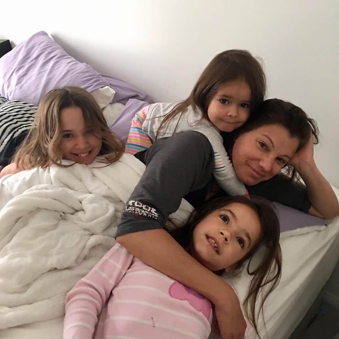 チャド・ロウさんのインスタグラム写真 - (チャド・ロウInstagram)「How lucky are these girls to have such a loving, supportive, fun momma! And how lucky am I that she’s my wife!  #HappyMothersDay @kimlowe ❤️」5月11日 5時49分 - ichadlowe