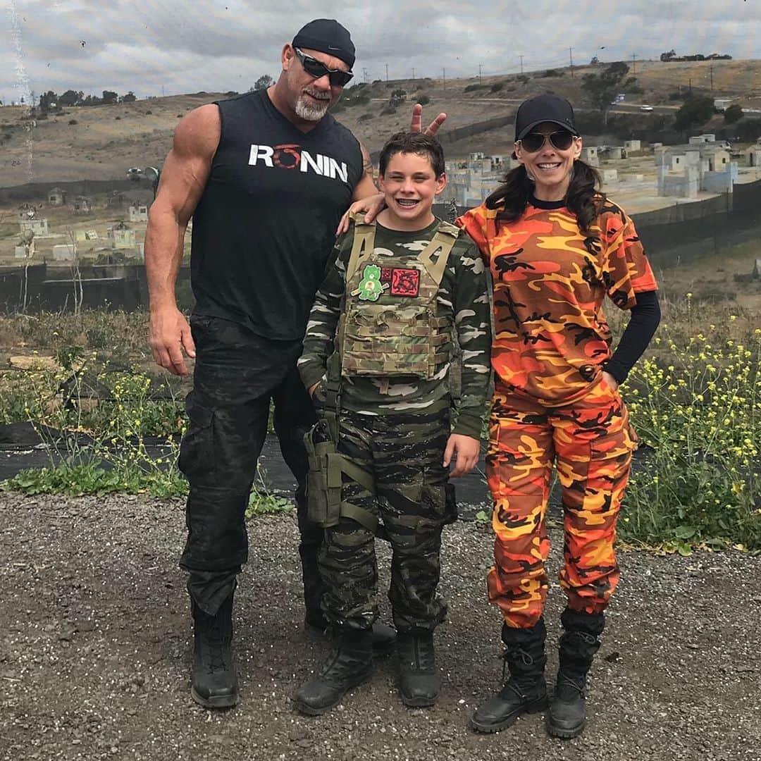 ビル・ゴールドバーグのインスタグラム：「The perfect life with the most wonderful wife!! Happy #mothersday to a woman who’s made these 2 the happiest boys on the planet🙏😘 #bestmomalive #family #onlygettingbetter #mamabear  #shestheboss #spear #jackhammer #whosnext @goldbergsgarage」