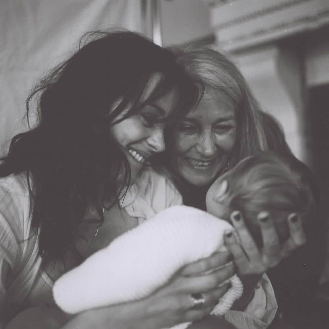 マリオン・コティヤールのインスタグラム：「To all the mamas ♥️📸 @Eliottbliss」