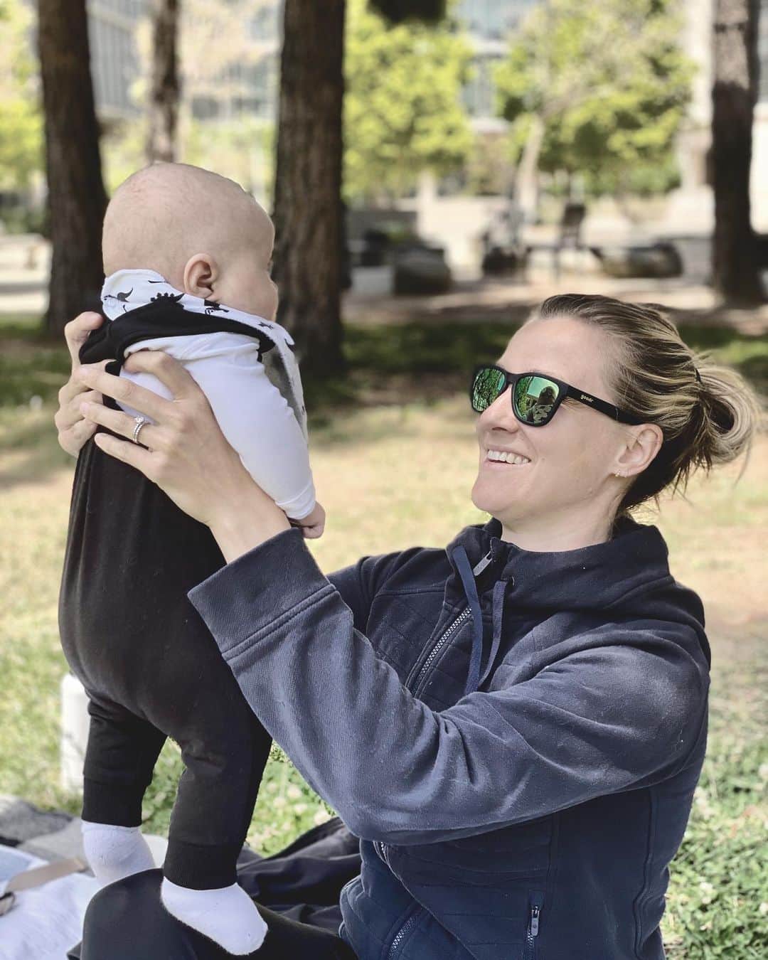 ブリアンヌ・タイゼン＝イートンのインスタグラム：「I now understand why there is a dedicated day to celebrate moms.  In these past 3.5 months, I have learned so much. I have learned that I do have the ability to be more patient. That it’s possible to be absolutely bawling your eyes out one minute because you’re frustrated, overwhelmed and defeated, and the next minute because you love your child so much you can’t imagine your life without them. I have learned that you develop a mom strength which allows you to function on only a few hours of sleep for numerous nights on end, and that caffeine is just as effective when your coffee is cold. But the number one thing I have learned is that moms are literally modern day superheroes.  Ander, thank you for making me a mama and showing me the most intense kind of love there is.  To my own mom, thank you for all you’ve done for me and for giving me the kind of upbringing I have had. I love you.  And to all you other moms out there, you are doing an amazing job. Enjoy this day. You deserve it!  Happy Mother’s Day, Mamas! 💕」