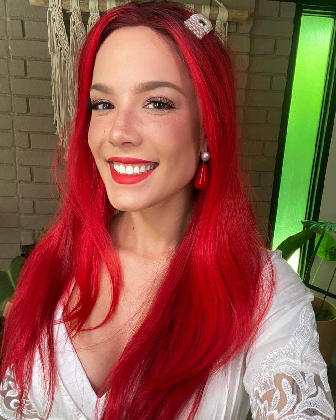 Halseyのインスタグラム：「‪I’ll be singing “Part Of Your World” tonight on The Disney Family Singalong: Volume II at 7/6c on ABC !!!! 🐚🐚🐚 #DisneyFamilySingalong ‬」
