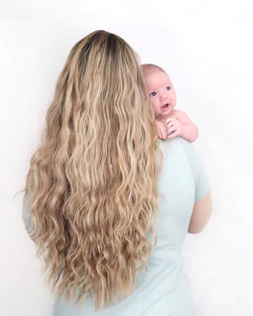 のインスタグラム：「Happy first Mother’s Day to my amazing wife! Watching you be a mom has been an absolute joy..Kyler and I are so lucky to have you in our lives!」