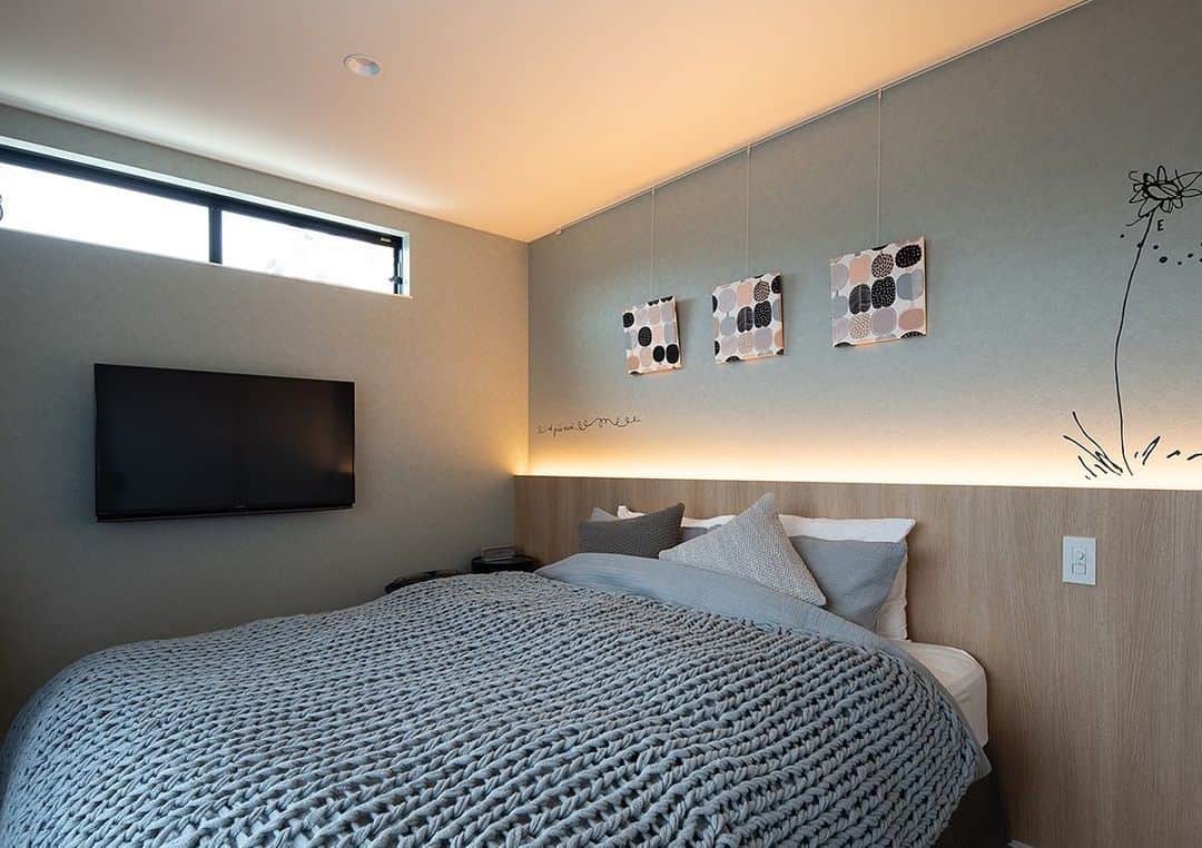 deuxzero デゼーロさんのインスタグラム写真 - (deuxzero デゼーロInstagram)「. 光彩の家 . ふかし壁や、優しく照らされる間接照明によって リラックスできる寝室。 . ウェブサイトではこちらの他にも、施工例をたくさんご紹介しております。　無料カタログもお配りしておりますので、プロフィールページのURLからぜひご覧ください。 ▷@advance_architect . #寝室 #ベッドルーム#快適 #おしゃれな家 #間接照明 #落ち着く空間 #デザイナーズ #シンプルな暮らし #ホテルライク #居心地いい #マイホーム #住宅 #家 #注文住宅 #大阪 #堺 #myhome #simplelife #osaka #sakai #advance #advancearchitect #アドヴァンス #アドヴァンスアーキテクツ #アドヴァンスglam」5月11日 11時38分 - advance_architect