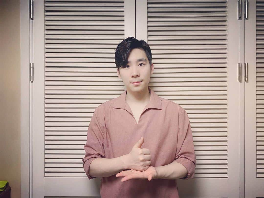 イ・ジュンヒョンのインスタグラム：「안녕하세요 피겨스케이팅 국가대표 선수 이준형입니다.  지금 이 순간에도 코로나19에 맞서 최선을 다하고 계신 의료진 분들의 헌신적인 노력에 다시 한 번 감사와 응원의 마음을 전하며, 의료진 분들 또한 건강하시길 진심으로 기원합니다.  감사한 마음으로 응원을 이어나가겠습니다.  다음으로 챌린지에 참여해주실  @minpro1993 @soso_kim.0  @thdnfaosl  감사합니다😊  #의료진덕분에 #덕분에챌린지 #힘내자 #대한민국」