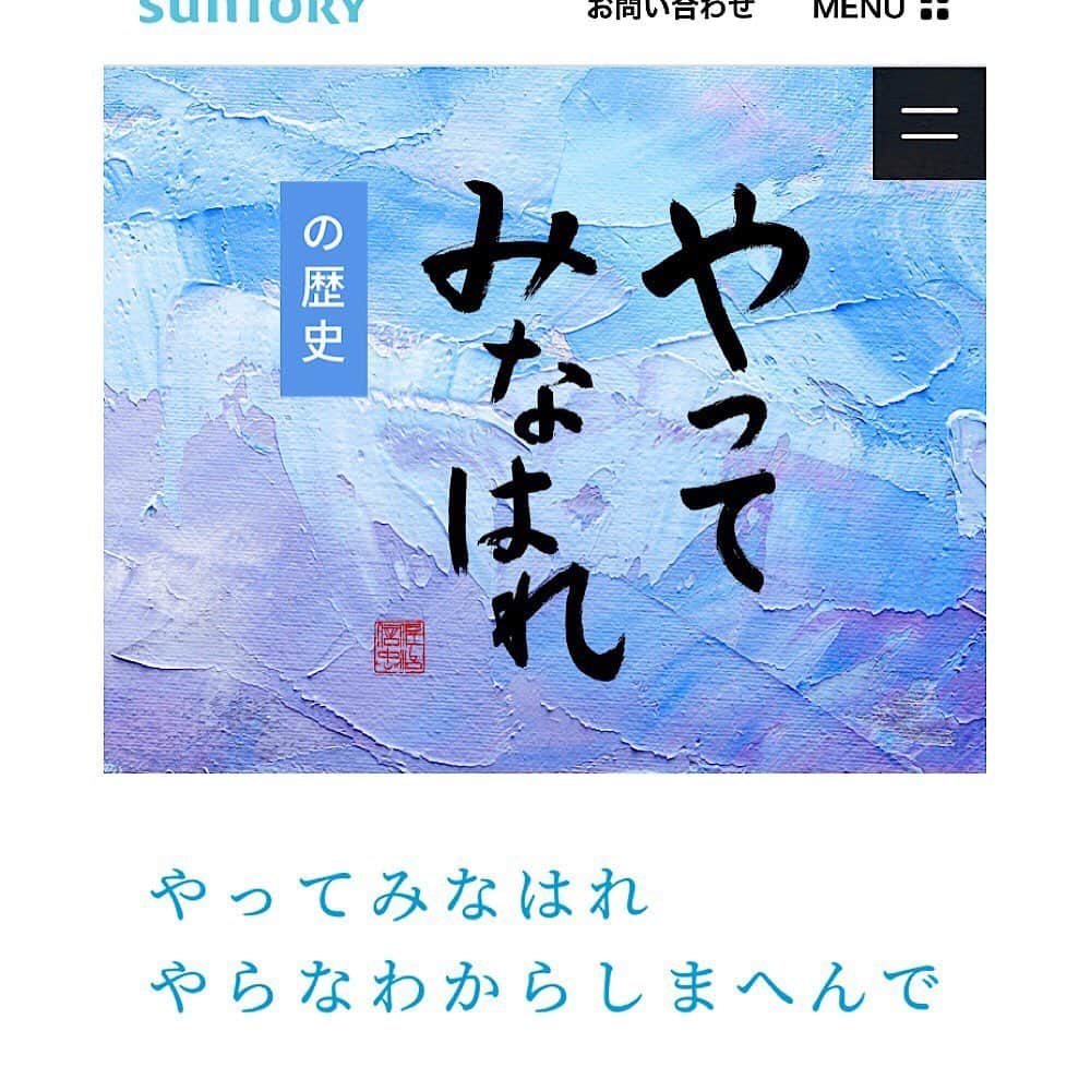 山本ゆりさんのインスタグラム写真 - (山本ゆりInstagram)「これは自信作です！﻿ ﻿ 【レンジで‼️ザクザク濃厚ショコラケーキ】﻿ ﻿ #土曜はナニする？！で紹介したレシピ。﻿ ﻿ 前園さんに「めちゃくちゃ美味しい。お店のクオリティ」と、アンミカさんに「味がパリ」、渋谷凪咲さんに「今日食べたものの中で1番美味しい」と言って頂けたお勧めレシピ。(いや優しすぎて…恐縮です。フードコーディネーターさんが当日ええバターとええ材料でよっぽど美味しく作ってくださったんやと思うねん)﻿ ﻿ 品薄のホットケーキミックス不要﻿ 型はジップロックコンテナでOK！﻿ 無塩バターが無ければケーキ用マーガリンで！﻿ それもなければ有塩でもOK！(ネオソフトとか)﻿ ナッツもあってもなくてもいい！﻿ ﻿ という簡単レシピですが、ほんと美味しいので気軽に作ってみて下さい。﻿ ﻿ 手順、丁寧に書くと長いですが、要は﻿ ﻿ 1.ビスケットとバター混ぜて底を作る﻿ 2.生地の材料全部混ぜ、1に流してチン﻿ 3.冷やしてクリーム絞る﻿ ﻿ です！﻿ ﻿ レシピ(15.6cmジップロックコンテナ1台分）﻿ ※容量700mlでも1100mlでもOK﻿ ﻿ 【底を作る】﻿ ①ノアールかオレオか似たようなクリームサンドクッキー7枚(約65g。2枚1組で1枚)をポリ袋に入れ、クリームごと粉々にする。﻿ ﻿ ★細かく砕くほど崩れにくいです﻿ ★マリーや動物など別のビスケットの場合は、②のバターの量を40gにして下さい﻿。 ﻿ ②耐熱容器にオーブンシートを敷きバター20gを乗せ30秒チン。①を入れ、フォークでよくバターと絡め、ラップごしに手で親の仇みたいにギュウギュウに押し固める。﻿ ﻿ ★この作業だけちょっと大変ですが(クッキーを移す時点でバターに袋の端がつくし、ラップ側にクッキーがついてきて穴あいてキィーなる)ここさえ乗り越えればあとはラク！﻿ ﻿ 【ショコラ生地を作る】﻿ ﻿ ③耐熱ボウルに手で割ったチョコ(私はブラックが好き)2枚(100g)、バター30gを入れ、ラップ無しで1分10秒ほどチン。泡立て器で混ぜ溶かし、卵1個、サラダ油大さじ1を混ぜる。﻿ ﻿ ★チョコの塊がある状態で取り出し、余熱で混ぜながら溶かします﻿。 ★卵は直で割り入れてOK﻿。 ﻿ ④ふるった薄力粉大さじ4を加え、ゴムベラでさっくり混ぜ、②に流す。(気泡ができないよう低い位置から。逆もこみち)トントン底を思い切り打ち付け空気を抜き(大きい気泡を潰す)、ラップ無しで2分チン。﻿ ﻿ ★表面が乾いたらOK。端が少しだけ濡れてるぐらいが冷めた時にしっとりして美味しいです！﻿ ★加熱しすぎると硬くなるので、40秒以上の追加加熱はやめて、生の部分だけ切り取って。﻿ ﻿ ⑤粗熱が取れたら冷蔵庫で15分ほど冷やし、端を落とし、市販の絞るだけホイップを絞る。好みでナッツを。﻿ ﻿ ★出来立てはフワッとしてますが、冷やすとしっとりします。個人的には翌日の硬くしまったチョコみたいになったのが好き！(常温に置いておくと多少柔らかくなります)﻿ ﻿ ★ナッツは柿ピーのピーだけつまみ出したり、100円で買えるバターピーナツなどでOK！﻿ ﻿ ★ホットケーキミックスで作る場合はパサつきがちなので大さじ③に減らして。(米粉や他の粉は試してないですすみません！)﻿ ﻿ ★日持ちは冷蔵3日。クリーム塗る前なら冷凍も。﻿ ﻿ ★600W以外は何枚目かの表参照。﻿ ﻿ ★あとのアレンジ、代用は何枚目かのサントリーさん精神参照でお願いします✨﻿ ﻿ #レシピ #簡単レシピ #おやつ #おうちカフェ #今日のごはん #料理 #お菓子レシピ #土曜はナニする」5月11日 11時41分 - yamamoto0507