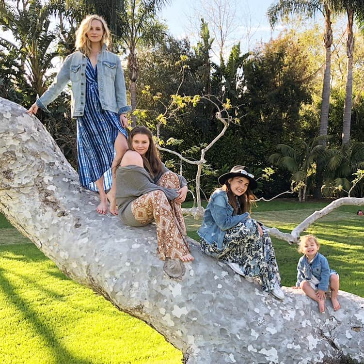 キャンディス・アッコラさんのインスタグラム写真 - (キャンディス・アッコラInstagram)「From a few years ago but I love this photo so much. 🌳 you teach me more than you know sweet girls xo Happy Mother’s Day to all the mommas, step mommas, aunties, and other mothers ❤️」5月11日 6時20分 - candiceking