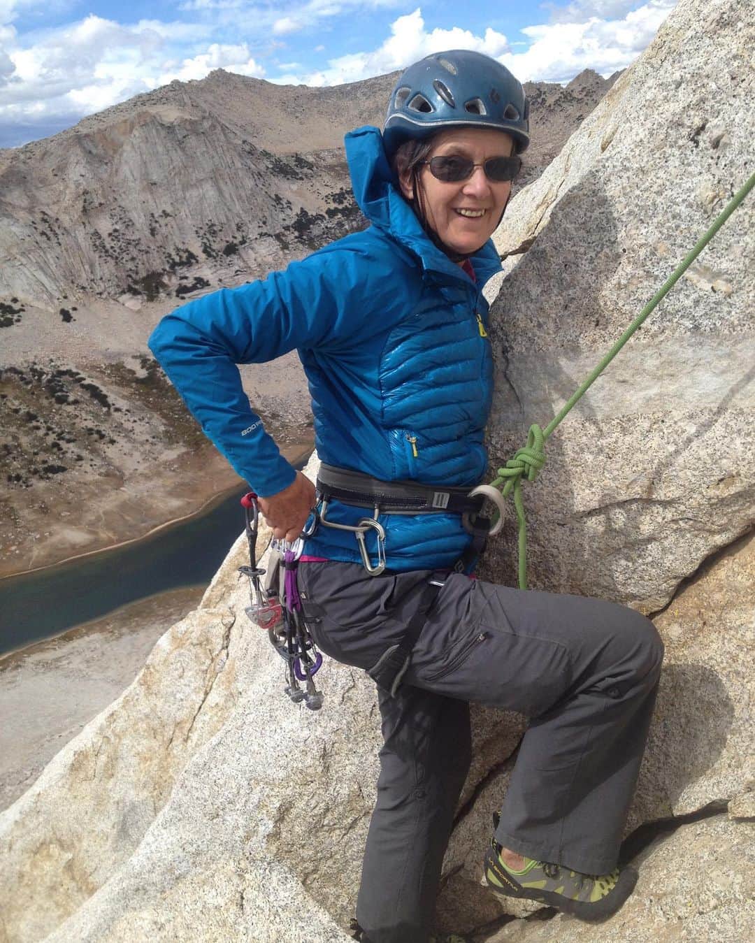 アレックス・オノルドのインスタグラム：「Happy Mother’s Day!! I’m sure motherhood is always an adventure but I just want to give my mom some extra credit for having discovered climbing as an adult but taking to it well enough to have some extra adventures with me. I found this picture of my mother on what I think is the west ridge of Mt Conness (alpine 5.6) from a few years ago. Anyway, nice to celebrate adventures as a family (though it’s sadly hard to do that right now...).」