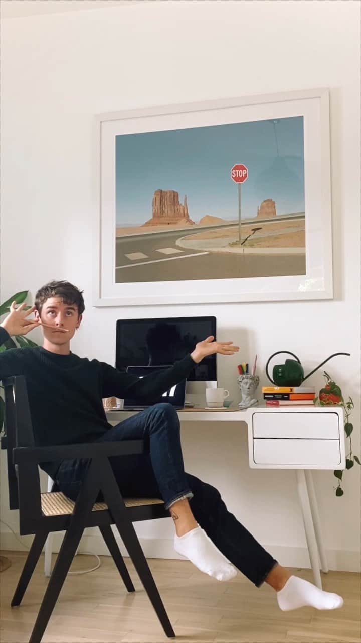 コナー・フランタのインスタグラム：「Took a while (years), but I finally build out a home office space - Here’s what keeps my creative juices flowing!」