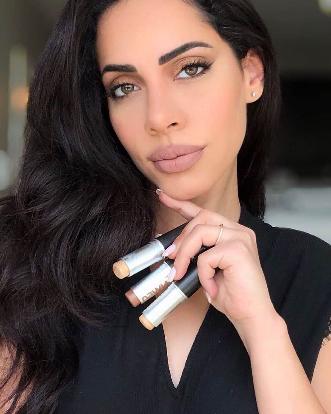 M·A·C Cosmetics Canadaさんのインスタグラム写真 - (M·A·C Cosmetics CanadaInstagram)「Your mom might be the ultimate multitasker, but this on-the-go multitasking foundation stick comes pretty close. Perfect skin tone, contour curves, and highlight features with Studio Fix Soft Matte Foundation Stick, just like @makeupartistfarah. Check out our Instagram Stories to learn more about why we love this ultra-blendable formula available in 33 shades.  @makeupartistfarah is wearing: 🖤 Shade NC20 all over the face 🖤 Shade NW50 to contour 🖤 Shade NC15 to highlight」5月11日 6時28分 - maccosmeticscanada