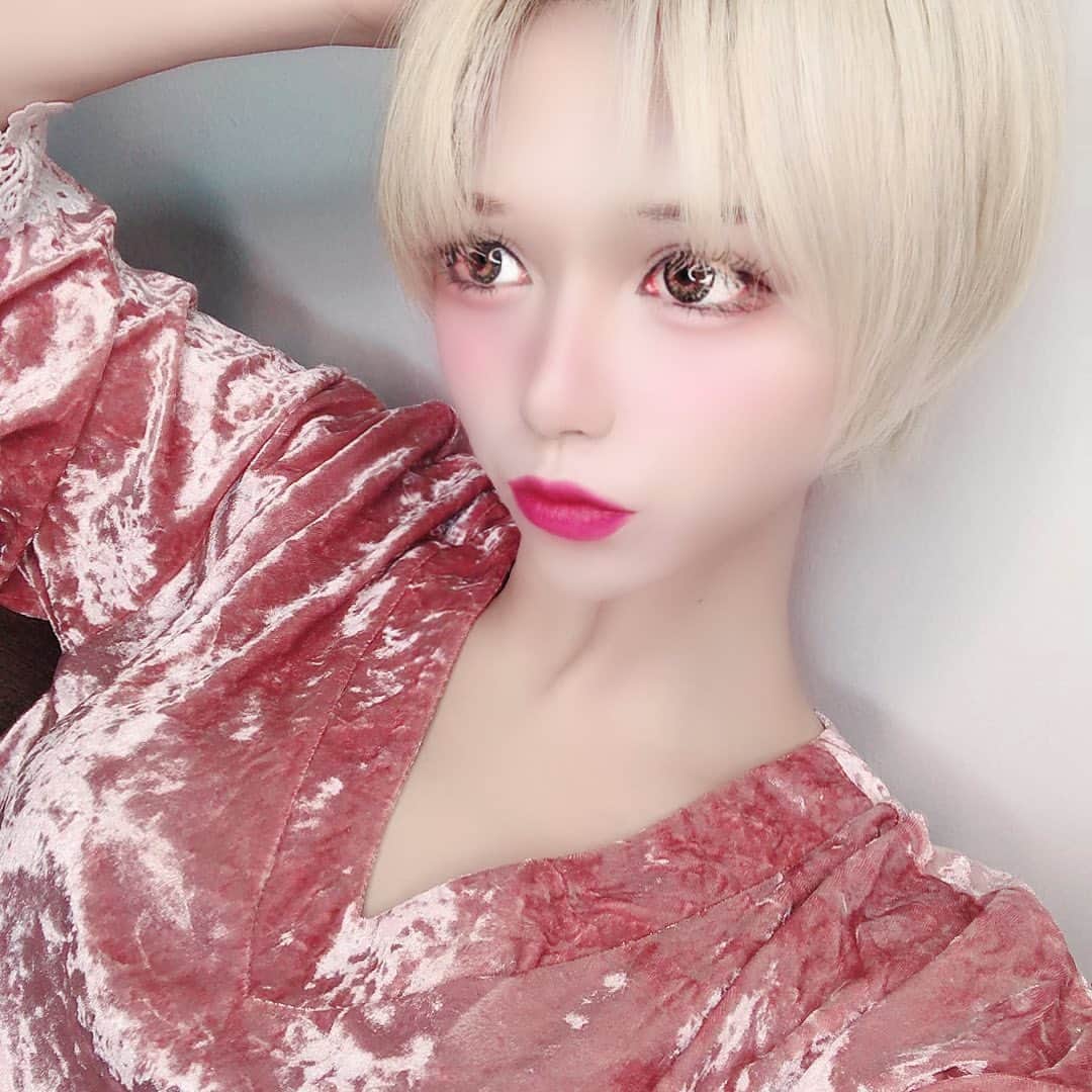 侑季美怜のインスタグラム：「似合う靴を履いてる者が、世界を制します。 ・ ・ 自分に何が似合うのか、何が自分の魅力を最も引き出してくれるのかを知っている女性は、最強です。ですが、似合うものが必ずしも自分の好きなものではないかもしれません。ですが、自分の好きなものを選ぶ上でも、自分に似合うものを知ってるかいないかは、大きな違いを生むのです。 ・ ・ ・  #金髪ショート #ショートヘア　#ミニーショート　#金髪　#ハーフ　#韓日ハーフ　#モデル　#美人　#女優　#東京　#beauty  #girl #japanese #セクシー　#可愛い　#美脚　#谷間　#キャバ嬢　#キャバ　#おしゃれ　#ファッション　#ブランド　#美容　#エステ　#ネイル　#ヘアモデル　#脱毛　#ダイエット」