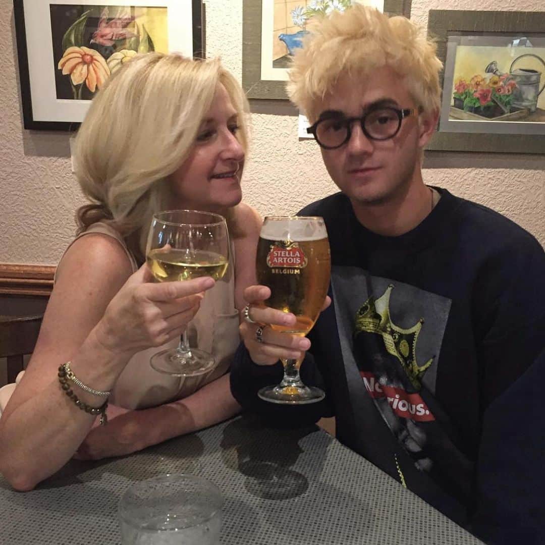 ジャック・ジョンソンのインスタグラム：「Thanks for birthing me you angel, Happy Mother’s Day mommaaa @jenniferre4 ❤️ can’t wait for our next yoga session once I’m back in Omaha!」