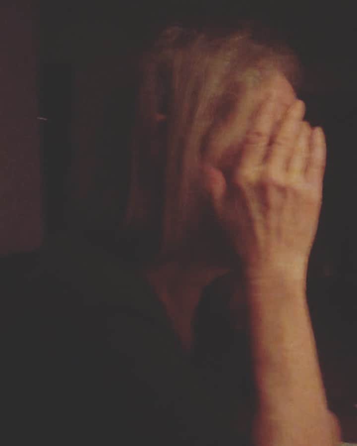 エミリー・ベット・リカーズのインスタグラム：「This is my mother. She is a giggly little angel the earth blessed us with. When given binoculars she combusts. Enjoy on any day it rains too much, bright and early in the AM, or on any evening the sun goes down. Love you mom. 🍯」