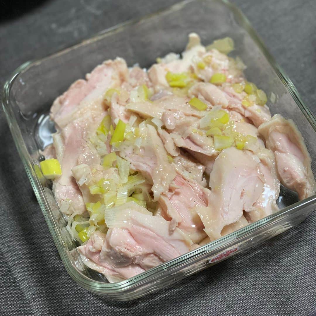 津田大介のインスタグラム：「会心の出来栄え。低温調理した蒸し鶏。600g 300円。」