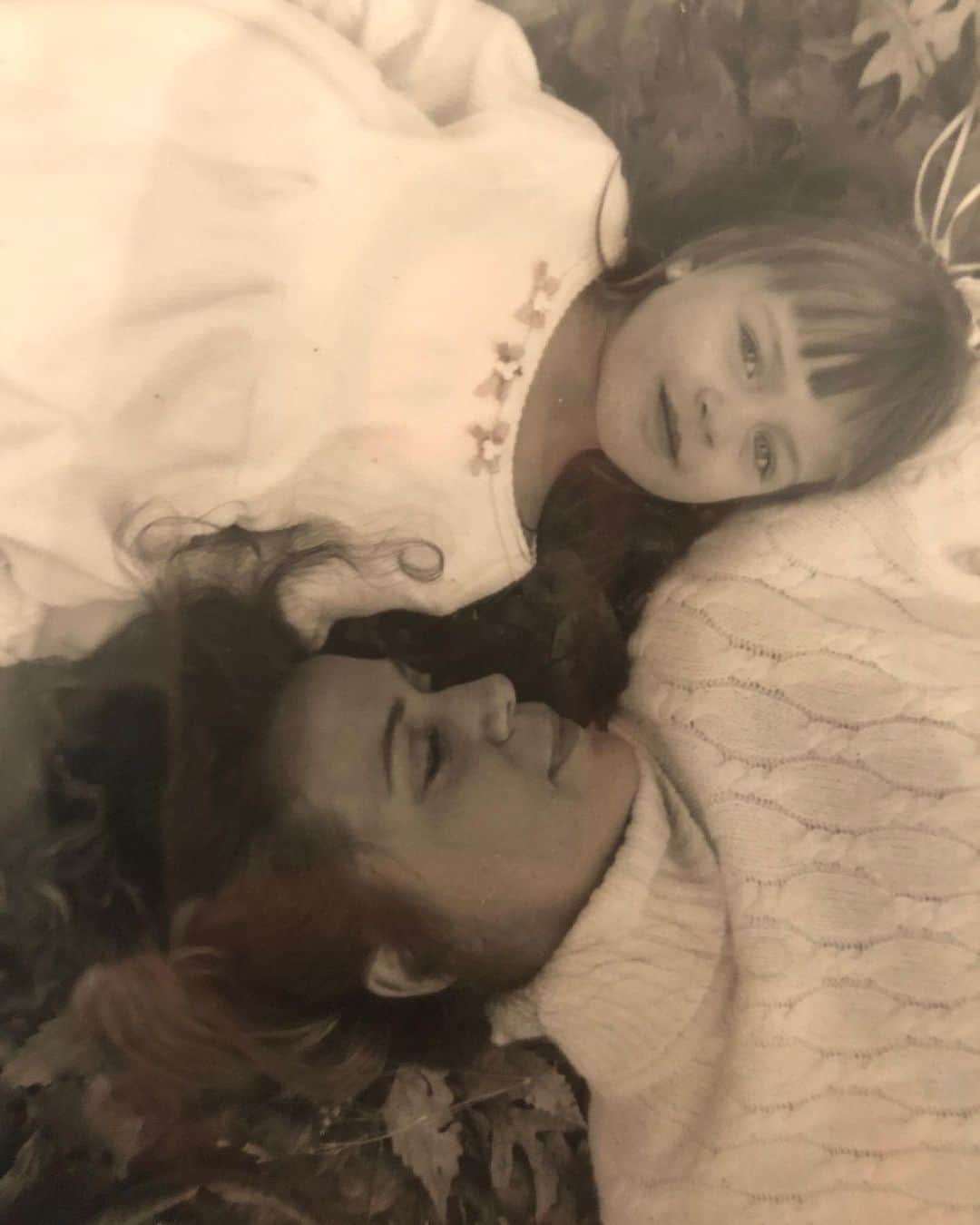 Kelsea Balleriniのインスタグラム：「grateful for good momma love. sending love to all the moms today and hope you’re being showered with appreciation. (and so glad I got to spend it with you @carladenham55...also WHY DIDNT I GET THE HAIR GENE DEMONSTRATED IN PHOTO TWO. could’ve really use that volume on tour...ugh😂)」