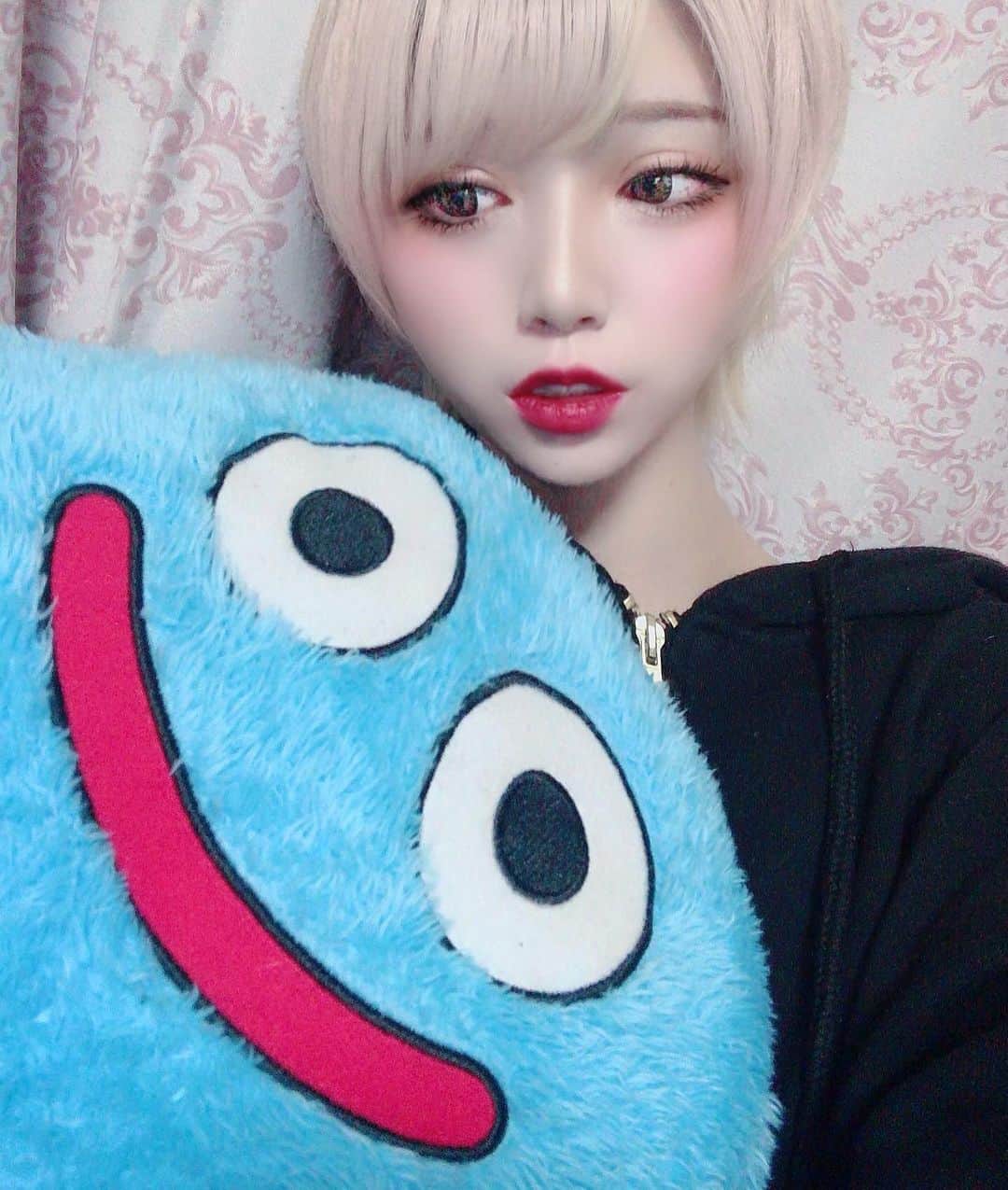 侑季美怜のインスタグラム：「悪いことをするなら大胆にやるべきよ。ビクビクしながらやっても、受ける罰は同じなのだから。 ・ ・ 罪悪感があると、愛情やお金、そして幸せになることを、上手く受け取ることができません。自分に幸せになる権利がないとかんがえてしまうからです。そして“自分が正しい”ことにこだわってしまいます。ですから間違ったことは怖くてできないのです。どうせやるなら自分の選んだ道を大胆に楽しんで悔いのないように突き進むべきです。周囲の人は案外笑って許してくれるかもしれません。 ・ ・ ・  #金髪ショート #ショートヘア　#ミニーショート　#金髪　#ハーフ　#韓日ハーフ　#モデル　#美人　#女優　#東京　#beauty  #girl #japanese #セクシー　#可愛い　#美脚　#谷間　#キャバ嬢　#キャバ　#おしゃれ　#ファッション　#ブランド　#美容　#エステ　#ネイル　#ヘアモデル　#脱毛　#ダイエット」