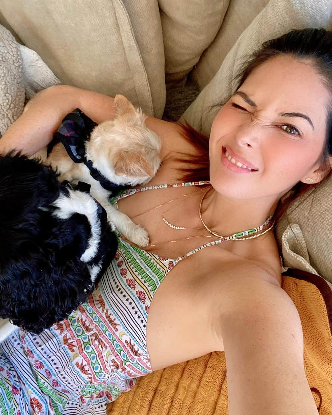 オリヴィア・マンさんのインスタグラム写真 - (オリヴィア・マンInstagram)「Difficult to take this delfie with two pups who keep squirming... Happy Mother’s Day to all you pet moms out there!! 🐶🐶😺😸 If you’re looking to foster or adopt a dog or cat rn, they need our help 🙏🏼 Sign up at StayHomeAndFoster.org to be connected to a local shelter nearest you. 💚」5月11日 6時49分 - oliviamunn