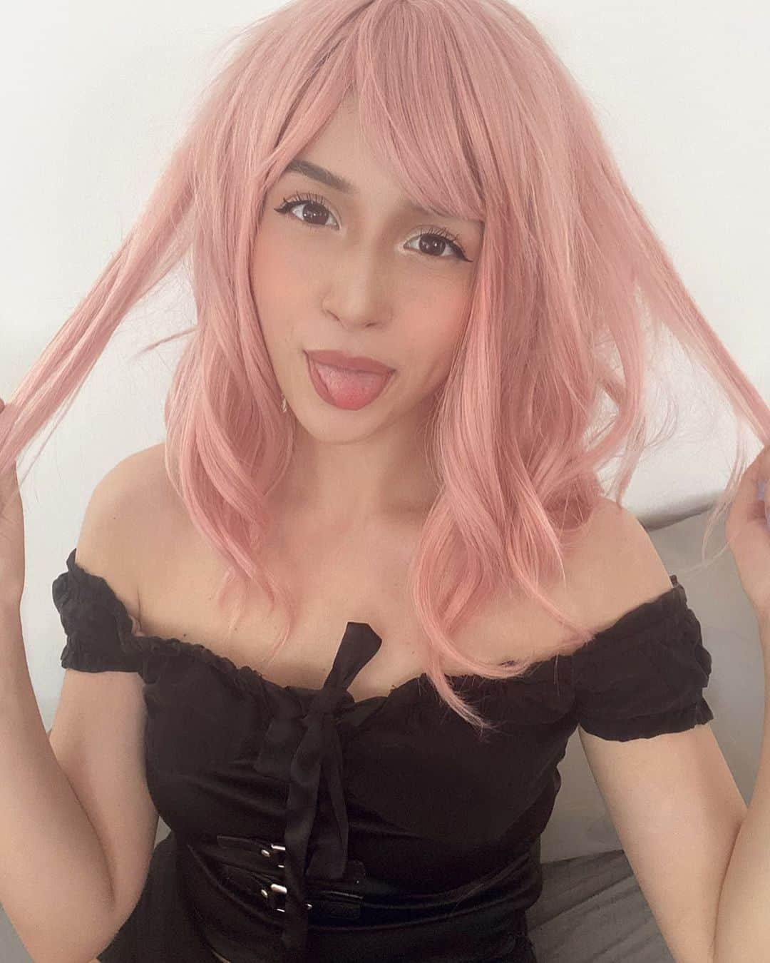 Pokimaneさんのインスタグラム写真 - (PokimaneInstagram)「who is she? 😳」5月11日 7時03分 - pokimanelol