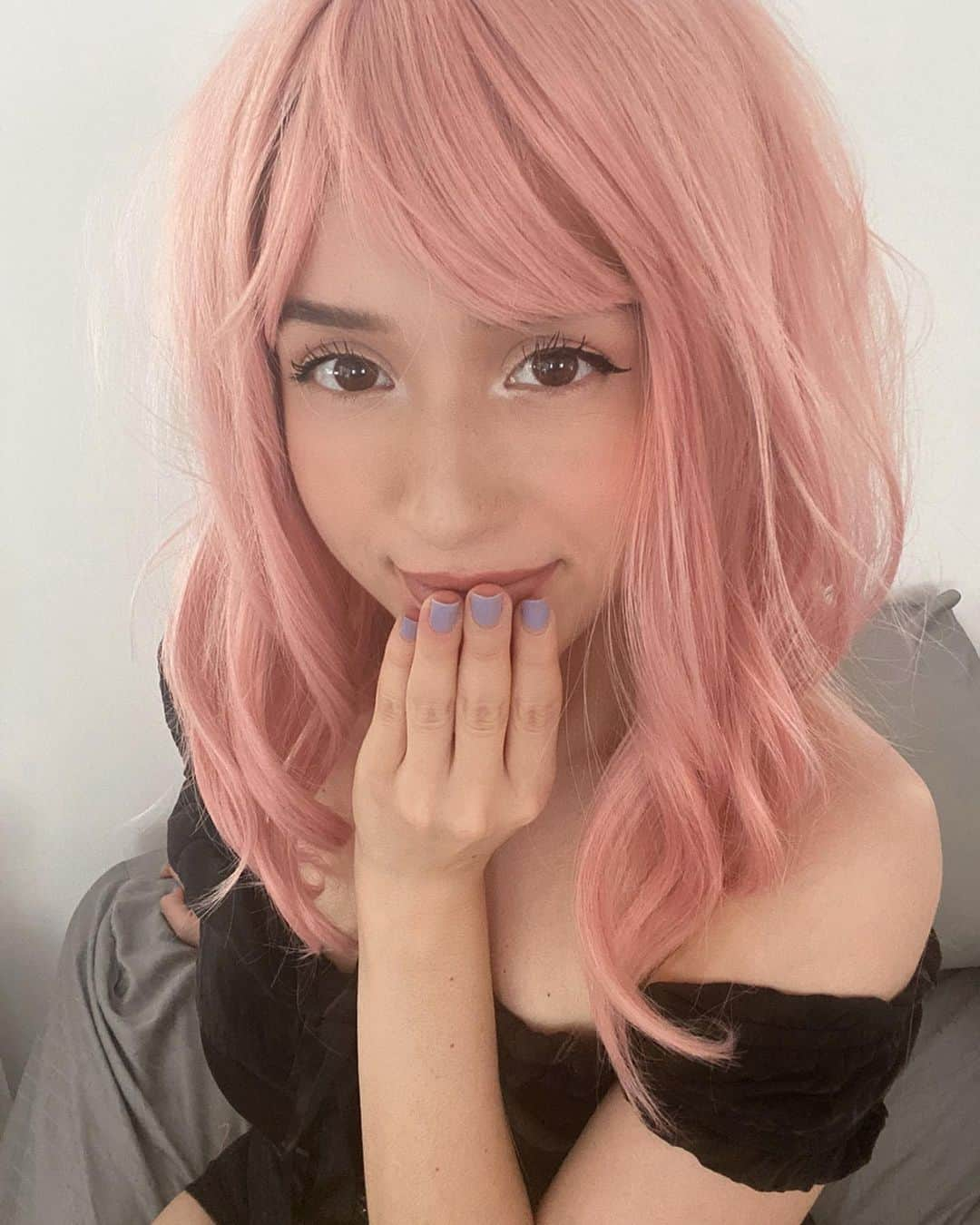 Pokimaneさんのインスタグラム写真 - (PokimaneInstagram)「who is she? 😳」5月11日 7時03分 - pokimanelol