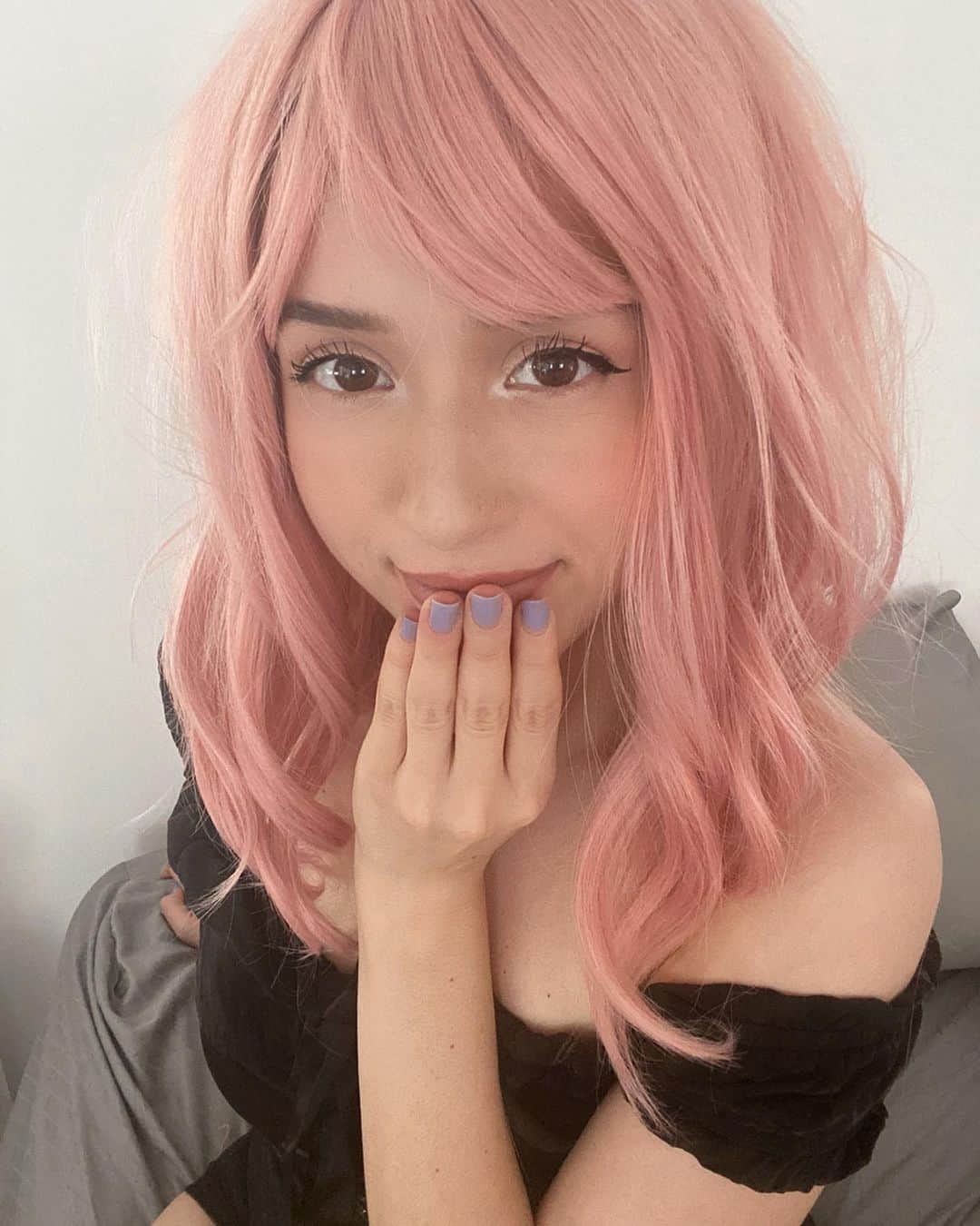 のインスタグラム：「who is she? 😳」