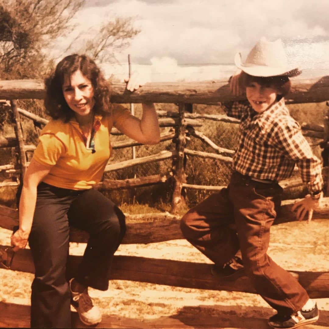セス・グリーンのインスタグラム：「You can tell by this picture I was a handful. My mom reminds me all the time just how challenging I was to raise. All the same, she allowed and encouraged me to pursue my dreams, no matter how impossible they seemed. For that, and all the other things she taught me, (good and bad) I’ll always be grateful.  Happy Mother’s Day to my mom and all the moms. May you feel appreciated for all that you do.」