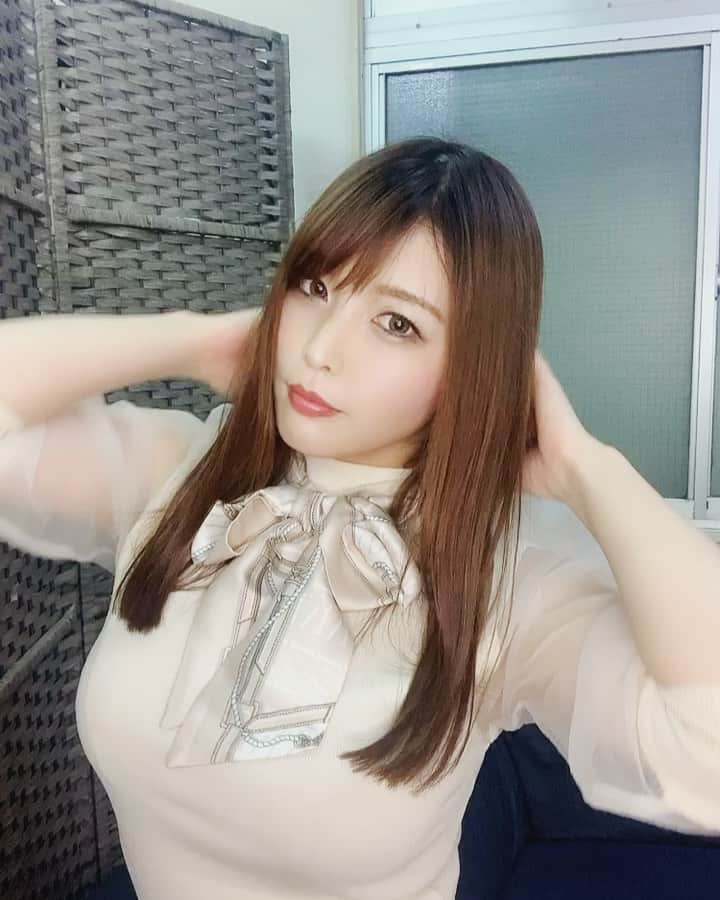 新村あかりのインスタグラム：「おはよう☀ 今日は衣装合わせに行ってくるよ(*'ω'*)」