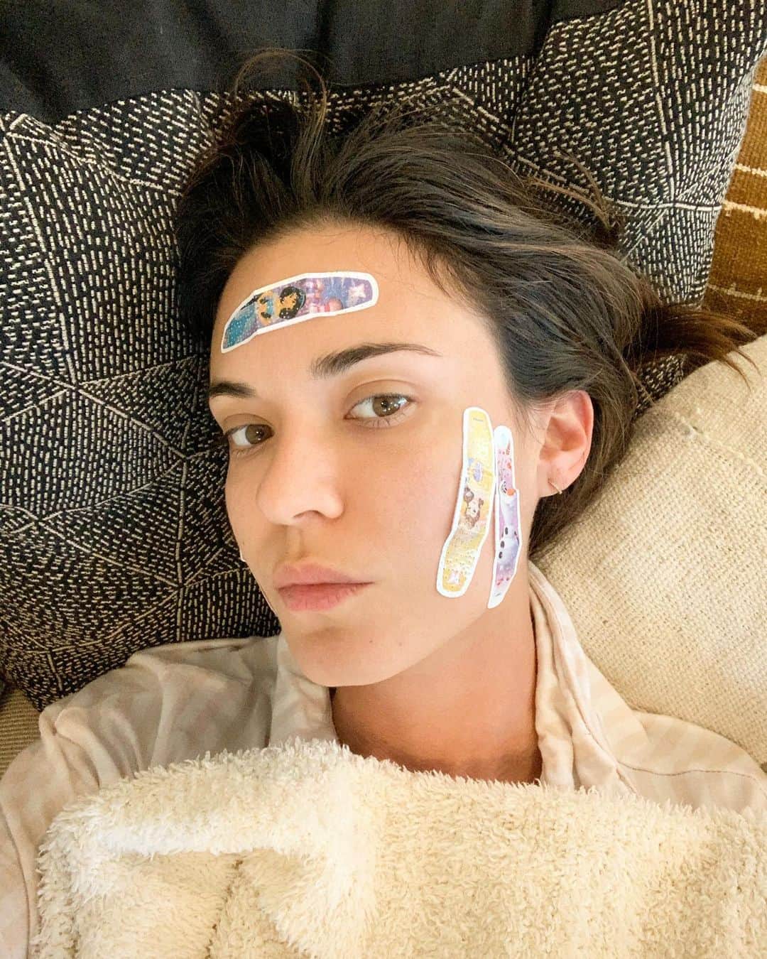 オデット・アナブルのインスタグラム：「This is 35. I woke up like this. Charlie Mae- I wouldn’t have woken up like this, on day 28374749 of quarantine, if it weren’t for you. For these band aids. They ripped the hairs off my face and honestly, I was more grateful for those sticky band aids today more than ever, and it’s because you made me a mama. You are perfect, I love you. I celebrate all of the moms out there. Being a mom looks different for everyone and I salute you ALL. What a day to have a birthday. ❤️」