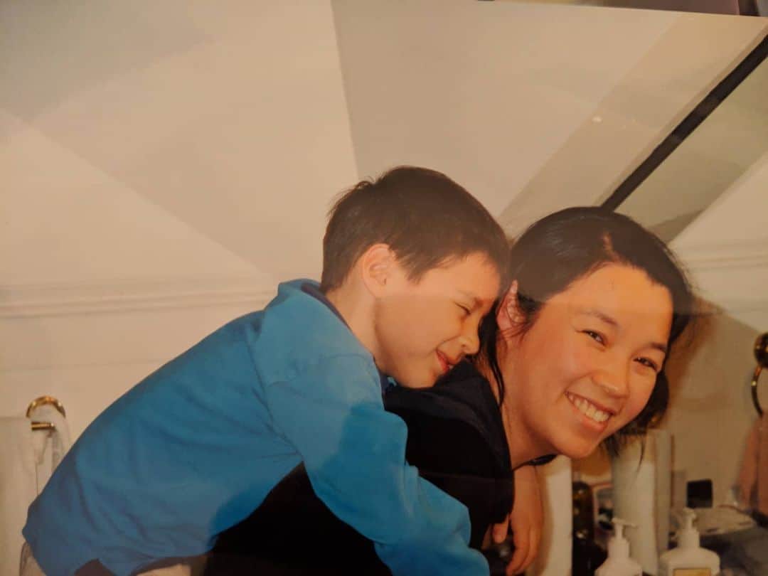 アレクサンダー・マシアラスのインスタグラム：「聽媽媽的話！Happy mother's day to all the moms out there who love and support their kids, who keep us on the right path. I love you mom, couldn't have done anything without you. 母親節快樂！」