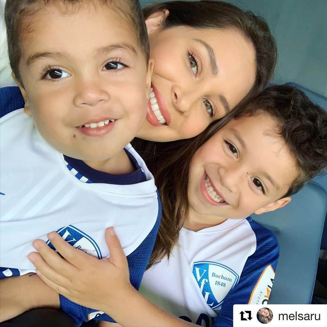 クリスチャン・ガンボアのインスタグラム：「#Repost @melsaru with @get_repost ・・・ Ser la mamá de este par de locos es que te pongan a prueba la poca paciencia que tenés cada segundo del día, tratar de tener una casa habitable mientras detrás vienen dejándote mil dibujos y juguetes. Es que cada cosa que digas ellos quieran lo contrario, que pidan de desayuno “pizzaegg” pero cuando se los servís, querían huevo frito. Que no se quieran meter a bañar y después no se quieran salir. Encontrar boronitas de los mil snacks que se comen por toda la casa. Es recoger un millón de veces al día. Es no dormir porque Julián le está peleando la cobija a Luna. Es escuchar un millón de peleas al día por cual de los dos es más bebecito. Pero, también es que te vayan a buscar florecitas porque mamá es linda. Son esos besos babosos y abrazos súper chonchos, aunque, dios guarde le digas concho a Julián, que no hay peor insulto.  Ser la mamá de este par es la experiencia más agotadora, pero más gratificante de la vida. Siempre pensé que iba a ser mamá de niñas y la vida tenía otros planes, me mandó dos enanos, con personalidades opuestas, que hacen el complemento perfecto para que en esta casa no falten las risas nunca. #happymothersday❤️ #motherofboys💙.」