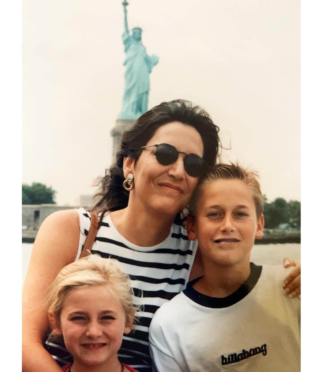 ライアン・エゴールドのインスタグラム：「Happy Mother’s Day mama! Thanks to ALL the great moms out there 💛 Also missing Lady Liberty 🗽 Lots of love to NYC... anyone feeling John Lennon vibes in this photo? Also... that Billabong shirt is still cool right...? 🛹」