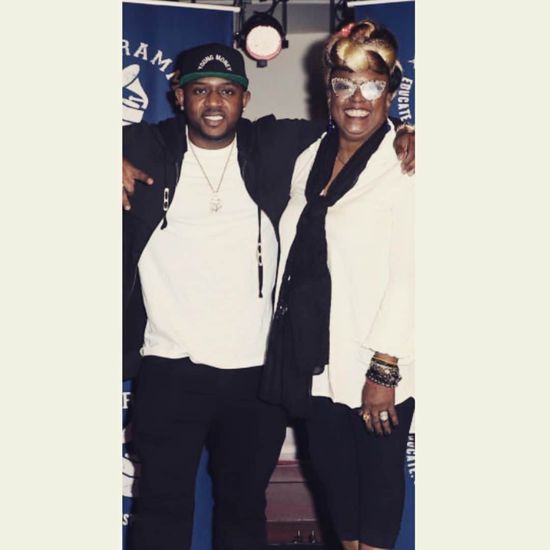 マック・メインのインスタグラム：「This a tough one to digest. Anybody who REALLY know me know the admiration and love I have for Ms. Betty. One of the only people that can call and I stop whatever I’m doing. One of the only people that I talk on the phone with for hours. You were like a mother to me and my brother and so many others which makes it bittersweet that you were taken from us on Mother’s Day. But maybe it was God’s gift to you to take away your pain and misery. I’ll never forget our last time we got to fellowship and we laughed and told stories for 2 hours. Wish I could’ve paused time at that moment moms! May your spirit live on, may your influence forever impact music and the culture, may a spirit of peace cover all of us that love you especially your family! One of God’s favorites returned home today! Happy Mother’s Day Ms. Betty! Sleep in peace! PS it’s been raining in Miami all day! Tears of joy from the heavens above! Love never dies and the spirit lives forever! Love you! Thanks for everything! 🙏🏾 #Legend」