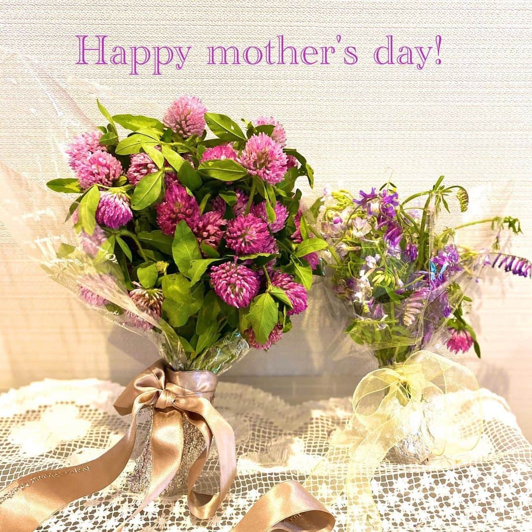 鈴木あさみのインスタグラム：「Happy mother's day!  昨日は母の日。コロナ終息にむけて、頑張っている医療関係の世の中のお母さんに感謝！  今年の母の日はどこにも出かけられないので、母と野花を摘みに行って、ブーケにしてみました。 「手作りブーケ」♡ 今年の母の日は地味。でも手作り感満載♡  コロナが終息したら、母は温泉に行きたいと言っています。  無事終息したら、温泉に連れていってあげよう。」