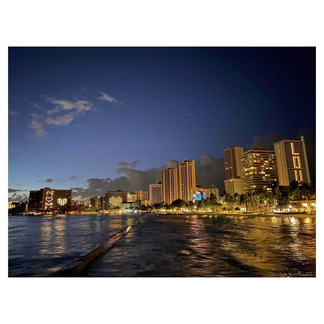 荒川れん子のインスタグラム：「Happy Mother’s Day❤️ You can watch more city lights in my previous post🏙 ハワイは今日が母の日。一昨年、急に病気になって家族全員が動揺したけど、もの凄く厳しい食事療法などを頑張って回復に向かっている強くて明るい誰よりも優しい女性。毎日のように電話では話しているけど早く逢いたいなー✨ お母さん、いつもありがとう!! ずっと元気でいてね💕 . にしてもiPhone 11pro、優秀だわ。加工なしでここまで撮れるとは👏🏻 . . #hawaii #waikiki #mothersday #happymothersday #iphone11pro #citylights  #lovehawaii #luckywelivehawaii #hawaiilife #lifeisajourney #lovemymom #hawaiistagram #instahawaii #stayhome #nofilter #ハワイ #ワイキキ #ハワイ生活 #ハワイ好き #日々の暮らし #外出自粛 #妄想ハワイ #おうち時間 #おうちで過ごそう #夜散歩 #ライトアップ #母の日 #ハワイから #今のハワイ #お母さんありがとう」